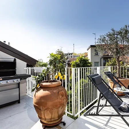 Holiday home *villa Olivo*with Private Terrace & Jacuzzi + 3bedrooms Milan